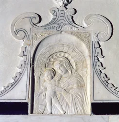 Basrelief av en Madonna och ett barn (marmor)