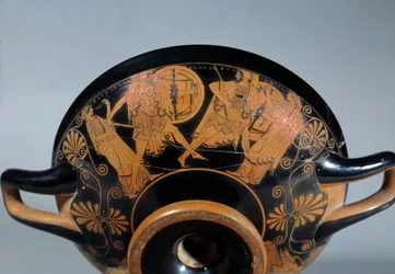 Grekisk antiken: Attisk kopp med röda figurer som representerar en scen från det trojanska kriget: duellen mellan Menelaos och Paris. Artemis deltar i duellen. Målning tillskriven Douris. Omkring 490-480 f.Kr