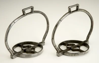 Ett par stigbyglar, ca 1525 (järn)