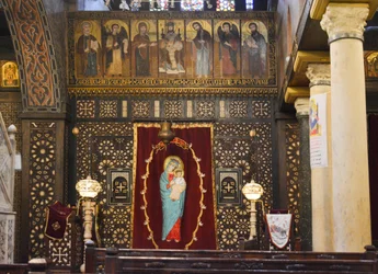 Interiör: Den hängande kyrkan i Gamla Kairo, en historisk koptisk-ortodox kyrka med ikoner och en ikonostas i trä