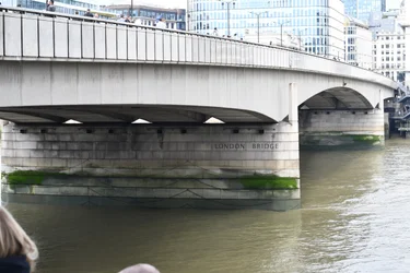 London Bridge över Themsen i hjärtat av London