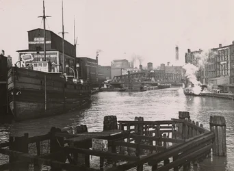 Utsikt över Rush St. Bridge och Kirks tvålfabrik, 1894