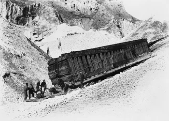 Apuanska alperna (Carrara). Monoliter som transporteras på slädar i stenbrotten (s/v foto)