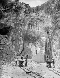 Arbetare i arbete i ett marmorbrott i Apuanska alperna i Toscana
