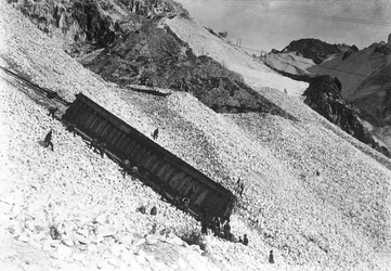 Transport av en enorm konvoj med marmor längs klipporna nära ett stenbrott i Apuanska Alperna, Toscana