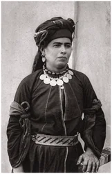 Kurdisk dam i sin bästa kostym, Irak, 1925