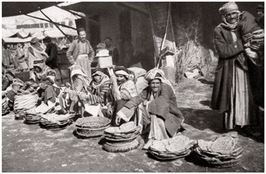 Suq El Khubur, en inhemsk brödmarknad, Bagdad, Irak, 1925.