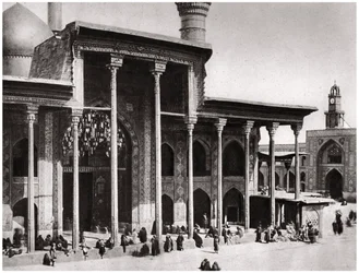 Ingångsporten till Kadimain-moskén som leder till imam Moosa Al Kadims grav, 1925