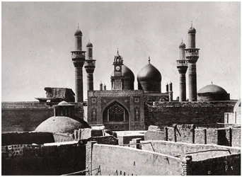 De gyllene kupolerna och minareterna i al-Kadhimiya-moskén, Bagdad, Irak, 1925