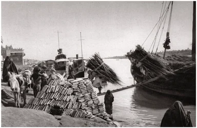 Lossning av last från en båt, Muhaila, Bagdad, Irak, 1925.
