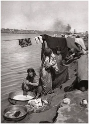 Tvättkvinnor på stranden av Tigris, Bagdad, Irak, 1925