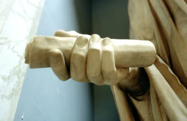 Detalj av en av händerna från en staty av den romerske kejsaren Titus
