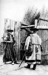 En koherdekung och hans boningsplats, Ungern, 1922.