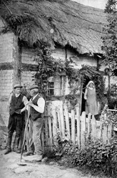 Två män som samtalar utanför en stuga, nära Lucton i Herefordshire, omkring 1922