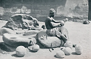 En Yoruba man graverar lerskålar och vattenburkar, Lagos inland, södra Nigeria, 1912