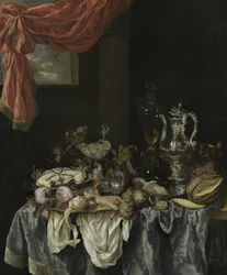 Överdådigt stilleben med glas- och silverbestick, frukt, skaldjur och en klocka på en mörk bordsduk
