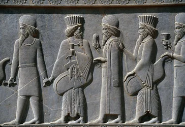Detalj från en processionsfris på östsidan av Apadanapalatset, Persepolis, Iran, cirka 518-465 f.Kr. (grå sten)