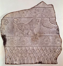 Fragment av lågrelief föreställande ett gående lejon. Från Persepolis (Iran), akemenidisk epok, 460 f.Kr. Seattle Art Museum