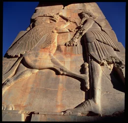 Idealiserad hjältekung, som antas vara Xerxes (ca 519-465 f.Kr.), knivhugger ett monster, detalj från Xerxes tronhall, ca 480 f.Kr. (se 179110).
