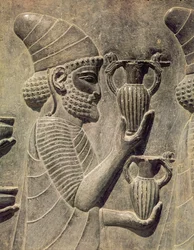 Fenicier bär två vaser som offer, detalj av relieffrisen på den östra trappan till Apadana, Achaemenian period, c.515 f.Kr.
