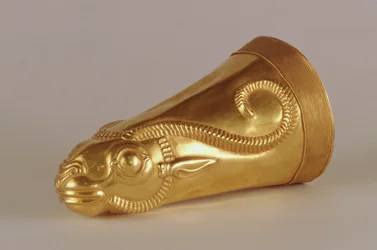 Rhyton formad som ett gasellhuvud, från Hamadan, Iran, ca 400-talet f.Kr. (guld) (se även 180380)