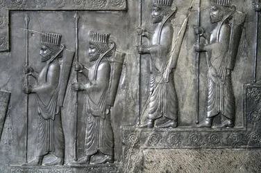 Väggsnideri föreställande det kungliga gardet, Tachara, Persepolis, c.6-5th århundradet f.Kr. (grå sten)