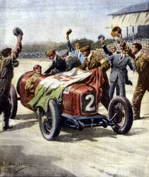 Italiensk seger vid 3:e European Motor Grand Prix: mekanikerna från Ascari visar den trefärgade flaggan på bilen. Ill. de Beltrame. "La Domenica del Corriere"". 07/1925.
