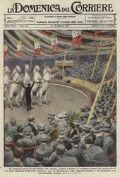 Soldater tittar på uppträdande hästar på en cirkus i Turin