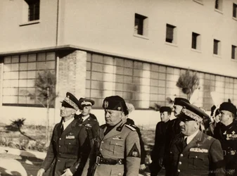 Invigning av byggnaderna på den kungliga flygplatsen "Fausto Pesci" i Bologna, byggd av företaget Mauro Toschi fu Ulisse, i närvaro av hertigen Benito Mussolini, 24/10/1936 (s/v foto)