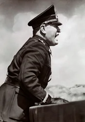 Mussolini håller ett tal (s/v foto)