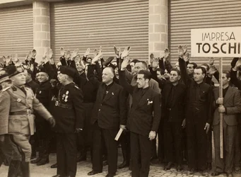Byggnadsarbetarna vid företaget Mauro Toschi fu Ulisse hälsar Duce Benito Mussolini under invigningen av byggnaderna vid Kungliga flygplatsen „Fausto Fish” i Bologna, 24/10/1936