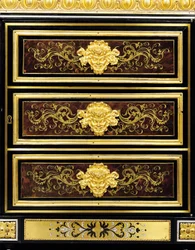 Detalj av ett sent Louis XVI ormolu-monterat sidoskåp i boulle intarsia