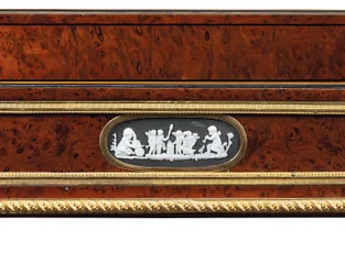 Sen Louis XVI ormolu och cameo-monterad burr idegran trä och mahogny bord travailleuse (ormolu, idegran och mahogny)