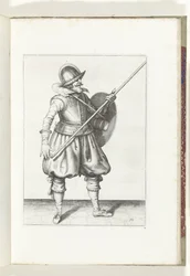 Övningen med sköld och spjut: soldaten för tillbaka spjutet till sitt viloläge i tre gånger, första sats (nr 10), 1618 Nassausche Wapen-Handelinge, van Schilt, Spies, Rappier ende Targe: avbildad av figuren och uppsättningen efter