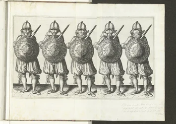 Sköld- och spikövningen: Fem soldater som står sida vid sida i linje med griparen i höger hand och skölden framför bröstet (nr 32), 1618 Nassausche Wapen-Handelinge, van Schilt, Spies, Rappier andde Targe: beyde figuerlick avbildad