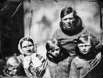 Dansk tjänsteman (Hans Elberg) med familj