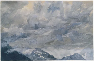 Molnig himmel över bergstopparna