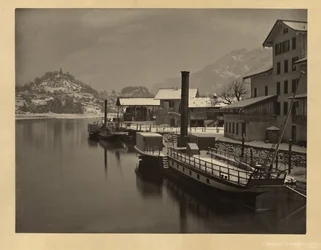 Ångbåtar på sjön i vinterförtöjning, Schweiz