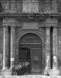 Grupp skolpojkar lämnar Hotel de Ville, ca 1890-99