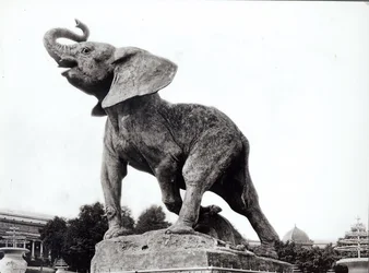 Ung elefant fångad i en fälla (1878) av Emmanuel Fremiet (1824-1910) framför Trocadero-palatset, som byggdes för världsutställningen (1878), Paris 1888.