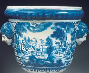 Omvänd detalj av stor Delft blå och vit mytologisk trädgårdsurna i barockstil, ca 1700 (keramik)