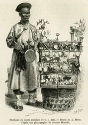 Leksakshandlaren slår en koppargongong för att uppmärksamma sina dockor, bilar, sidenfjärilar och visselpipor när han går den orientaliska blomsterporten i det kejserliga palatset i Pekin. Gravyr efter A.Maries teckning, för att illustrera resan till Pekin