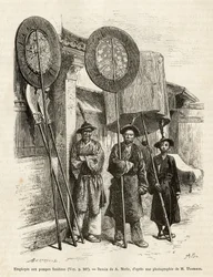 Tre begravningsarbetare i Pekin. Gravyr efter A.Maries teckning, för att illustrera resan till Pekin och norra Kina, av T.Choutze, 1873, publicerad i "" Le tour du monde""" 1876, redigerad av Edouard Charton, upplaga Hachette, Paris. Selva samling.