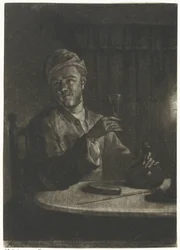 Man med upphöjt glas