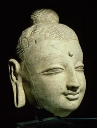 Chef för en leende Buddha, grekisk-buddhistisk stil, från Afghanistan, 1:a-4:e århundradet (stuckatur)