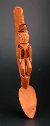 Figur av en europeisk man sittande på skaftet av en sked, Sydöstra Afrika, sent 1800-tal (trä)