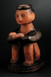 Sittande figur av en man med huvudring, Tsonga, Moçambique, slutet av 1800-talet (trä)
