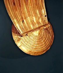 Collar, Ardcrony, County Tipperary, sen bronsålder, 800-700 f.Kr. (guld) (detalj) (se även 390400)