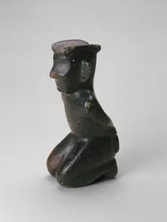 Knästående figur, Kina, troligen Sichuan-provinsen, sent 2:a årtusendet f.Kr. (klorit)