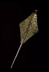 Förhistoria: silverbrosch inlagd med guld från Tresor of Borodino (Odessa-regionen). 1500 f.Kr. Bronsåldern. Moskva, Statens historiska museum